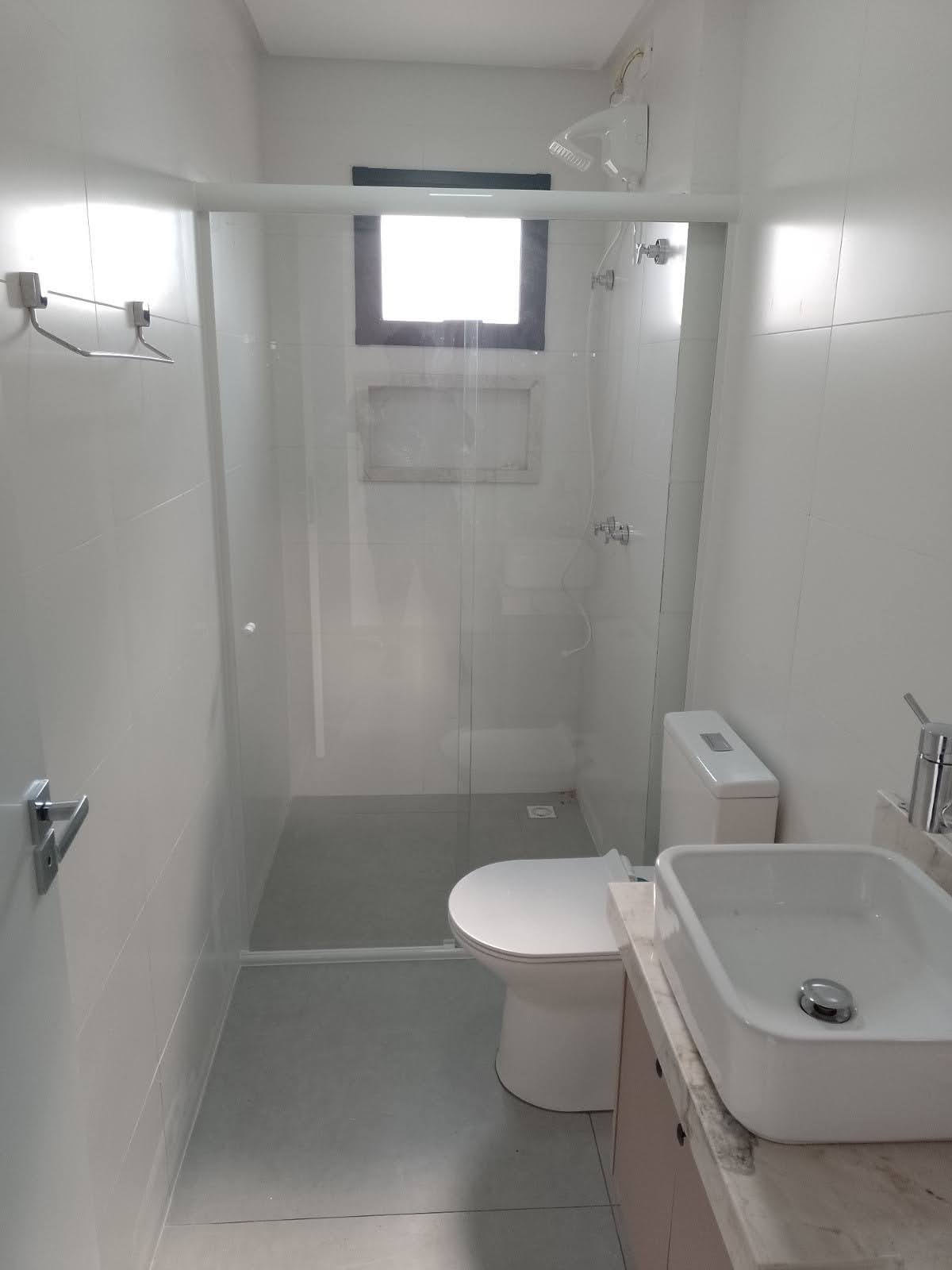Box de vidro de correr instalado em banheiro residencial